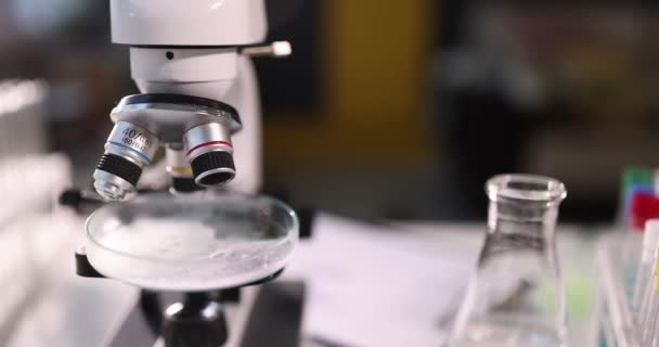 Microscope with petri dish in laboratory closeup — Vídeo de Stock