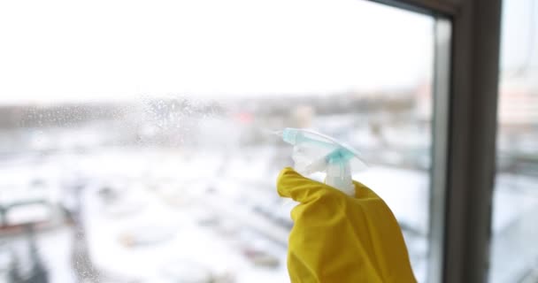 Tangan di kaca jendela membersihkan sarung tangan pelindung dengan deterjen — Stok Video