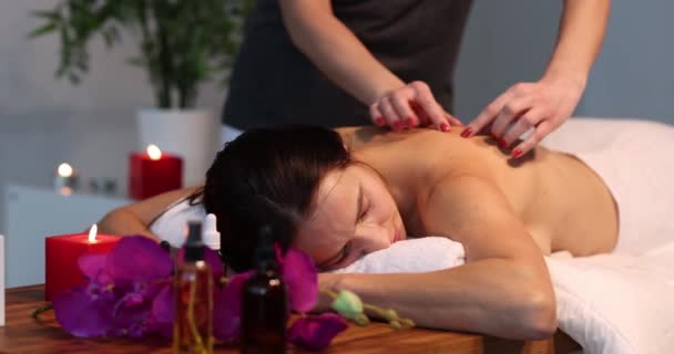 Young woman doing back massage in spa complex in beauty clinic — Vídeo de Stock