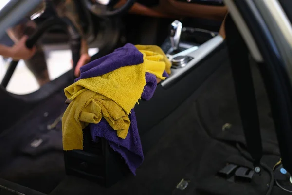 Мікрофібра брудні рушники в машині, чистка інтер'єру — стокове фото