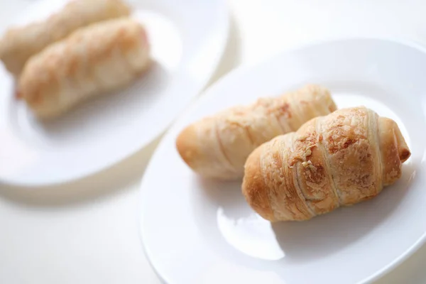 Puff crispy rolls on a white plate, close-up — Stock Photo, Image