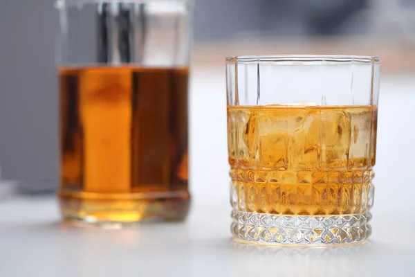 Brown alcoholic drink with ice in a wide glass, close-up — Fotografia de Stock