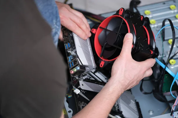 The technician took the cooler out of the computer — Stockfoto