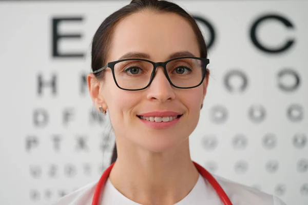 Portrait of a woman ophthalmologist with glasses — Fotografia de Stock