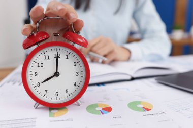 Kadın sabah 8 'de saati kapatıyor, zaman başladı.