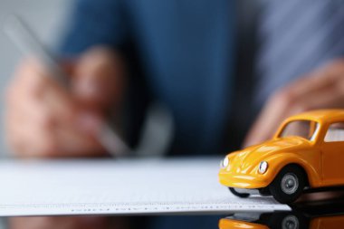 Masada araba sigortası, belgede sarı minyatür.