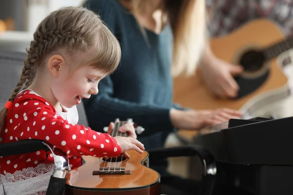 孩子弹吉他快乐，学习乐器新歌 — 图库照片