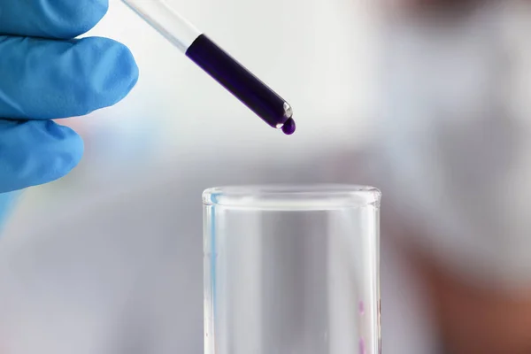 화학자들은 화학 제조를 이용하여 분무기의 표본을 분석 한다 — 스톡 사진