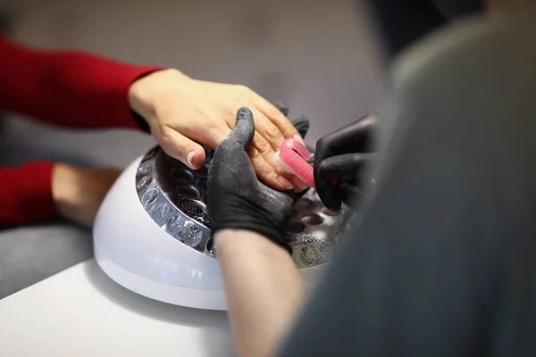 Mistrz paznokci czyszczenie klientów ręce od kurzu specjalną szczotką — Zdjęcie stockowe