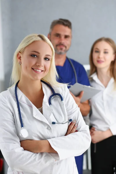 Giovane donna sorridente inizia la giornata lavorativa in clinica dopo lo stage — Foto Stock