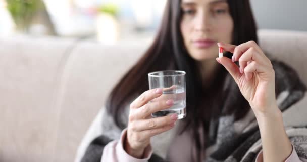 女は薬と水を持ってる — ストック動画