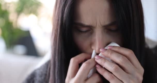 Mujer goteando spray nasal en la nariz de cerca — Vídeo de stock