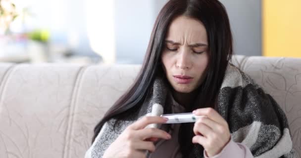 Mujer enferma tosiendo mide la temperatura corporal — Vídeo de stock