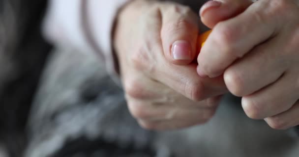 Vrouw leegt pillen uit pot in palm closeup — Stockvideo