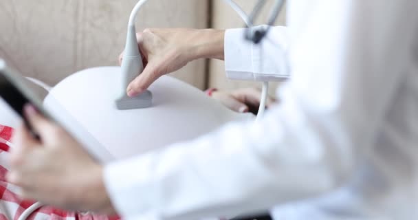 Zwangere vrouw krijgt echografie scan thuis — Stockvideo