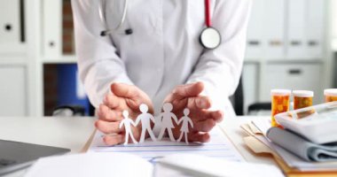 Doktor, aile filmlerinin kağıt figürlerini koruyor.