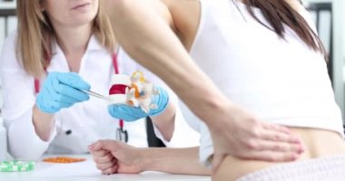 Romatoloğun resepsiyonunda omurilik ağrısı olan hasta.