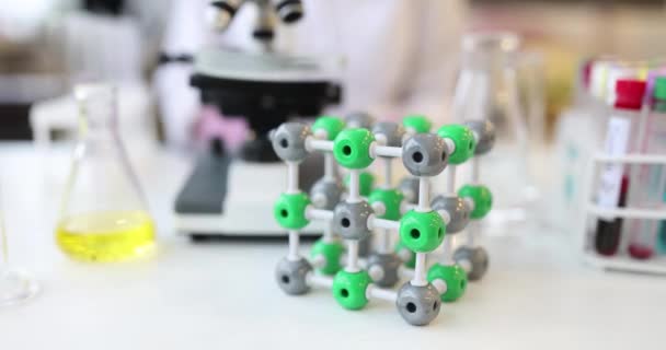 Molekulare Struktur von DNA-Mikroskop und Reagenzgläsern im Labor — Stockvideo