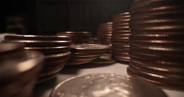 Muchas monedas de centavos estadounidenses en el fondo oscuro de cámara lenta 4k película — Vídeos de Stock