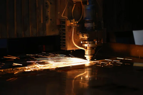 Iskry wylatują ze zautomatyzowanej maszyny, laser do obróbki metalu na tle metalurgicznym — Zdjęcie stockowe