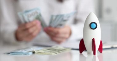 İş kadını roketin arka planına karşı kişisel paraya güveniyor