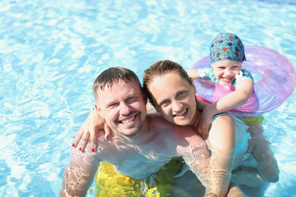 Férj és gyermek együtt úszkálnak a medencében. — Stock Fotó