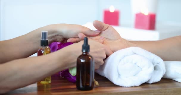 Masseur faz massagem de mão para mulher no salão de spa — Vídeo de Stock