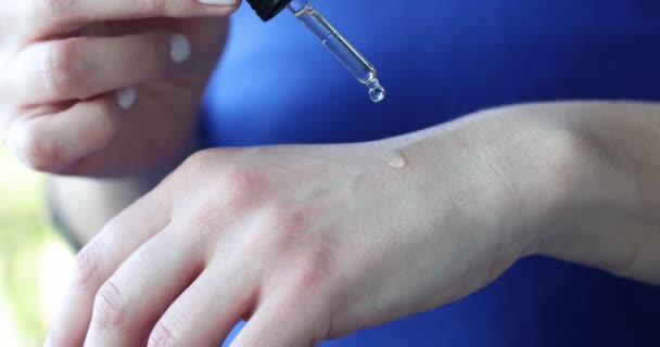 Женщина капает чистым маслом на руку замедленной съемки 4k фильма — стоковое видео