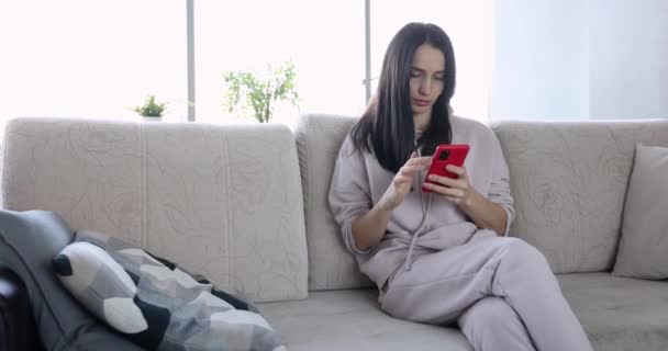 Sorglig kvinna chattar i smartphone och kastar smartphone i stress — Stockvideo