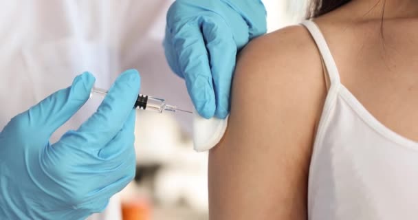 Läkaren gör vaccinering i patientens skuldra. — Stockvideo
