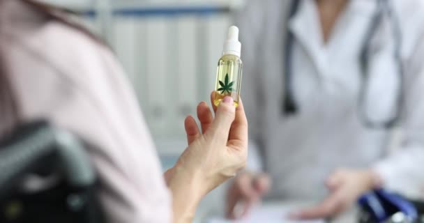 Il dottore passa l'olio di marijuana al primo piano del paziente — Video Stock
