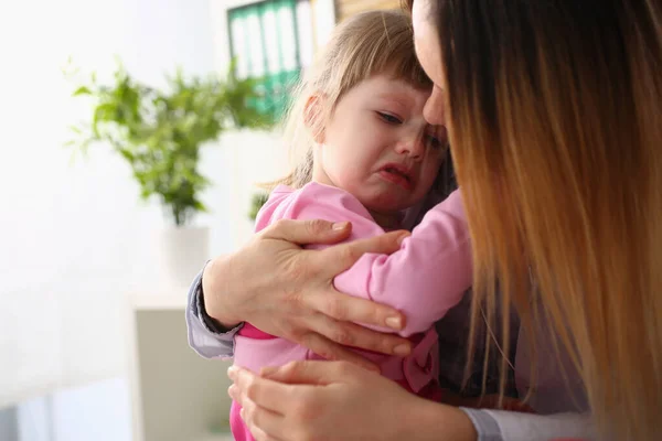 Madre console piangendo bambina a casa primo piano — Foto Stock