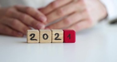 Kişi 2021 'den 2022' ye kadar ahşap küp fırlatıyor.