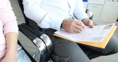 Bir grup insan ABD vize başvuru formu dolduruyor. ABD 'ye göç