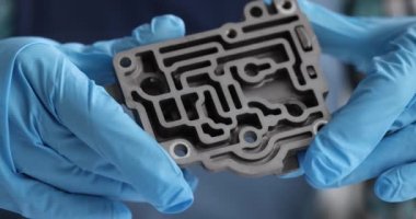 Eldivenli çilingir tamircisinde yedek parça var.