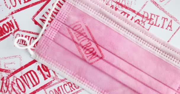 Sello de micrón en el primer plano de la máscara médica rosa — Vídeos de Stock