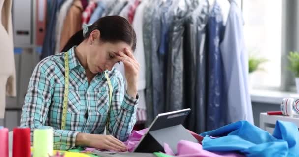 Smutná unavená žena v ateliéru pracoviště detailní up — Stock video