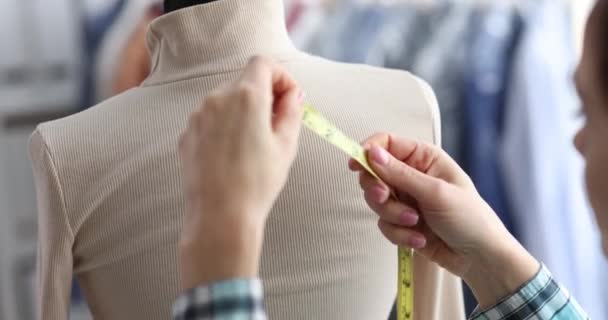 Sastre femenino toma medidas en primer plano maniquí — Vídeos de Stock