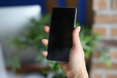 Kadın elinde siyah ekranlı akıllı telefon, cep telefonunu kapat.