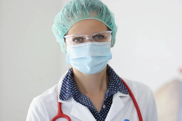 전문 의료인 이 병원에서 얼굴을 보호하는 마스크를 쓰고 있는 모습 — 스톡 사진