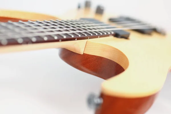 ローズウッドネックの木製エレキギターの豪華な波状形状 — ストック写真