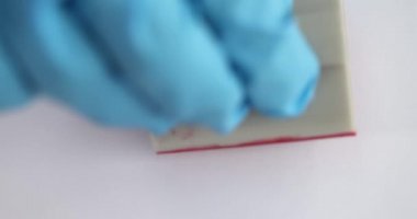 Eldivenli doktor Coronovirus delta damgasını kağıda yapıştırdı.
