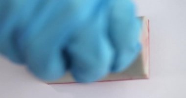 Eldivenli doktor kapanış kağıdına 19 pul yapıştırdı.