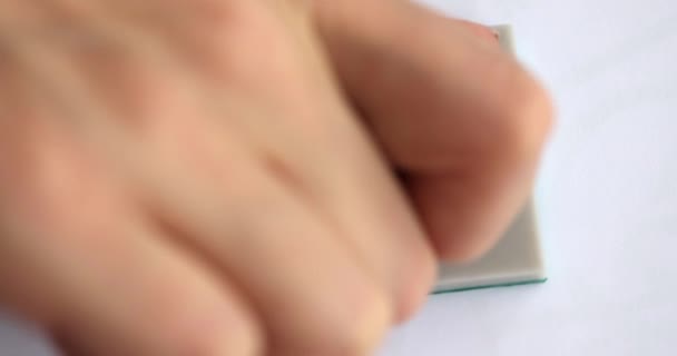 Person sätter på papper stämpel godkänd närbild — Stockvideo