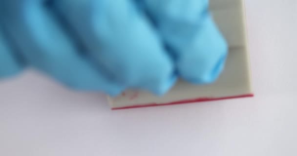 Médico en guantes pone sello delta coronovirus en primer plano de papel — Vídeo de stock