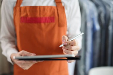 Stylus 'lu tablet, kadın ellerinde. Üniformalı yakın plan.