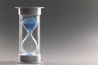 Kum saati ölçülerinde akan mavi kum, geri sayımda zaman geçiyor.