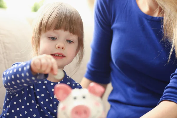 Kind meisje zetten munt geld in spaarpot container — Stockfoto