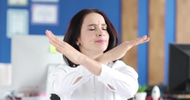 Frau schüttelt den Kopf und macht negative Geste in Großaufnahme — Stockvideo