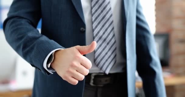 Бизнесмен в костюме и галстуке показывает большой палец вверх жеста крупным планом 4k кино замедленной съемки — стоковое видео